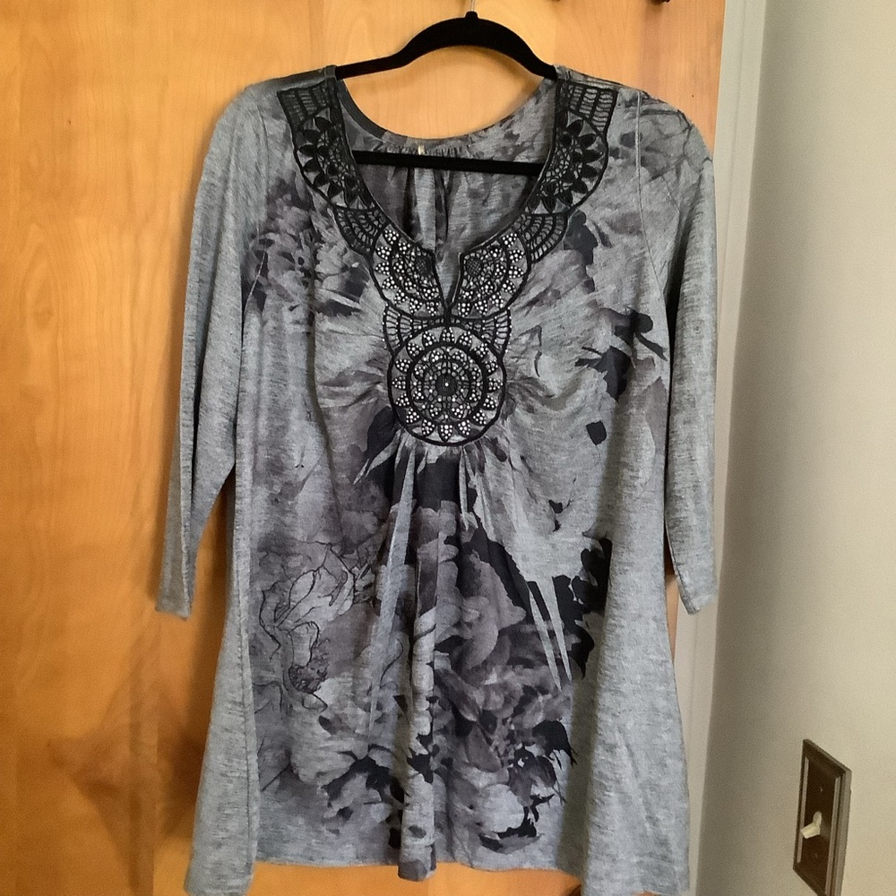 Beautiful blouse - Picture 2 of 4